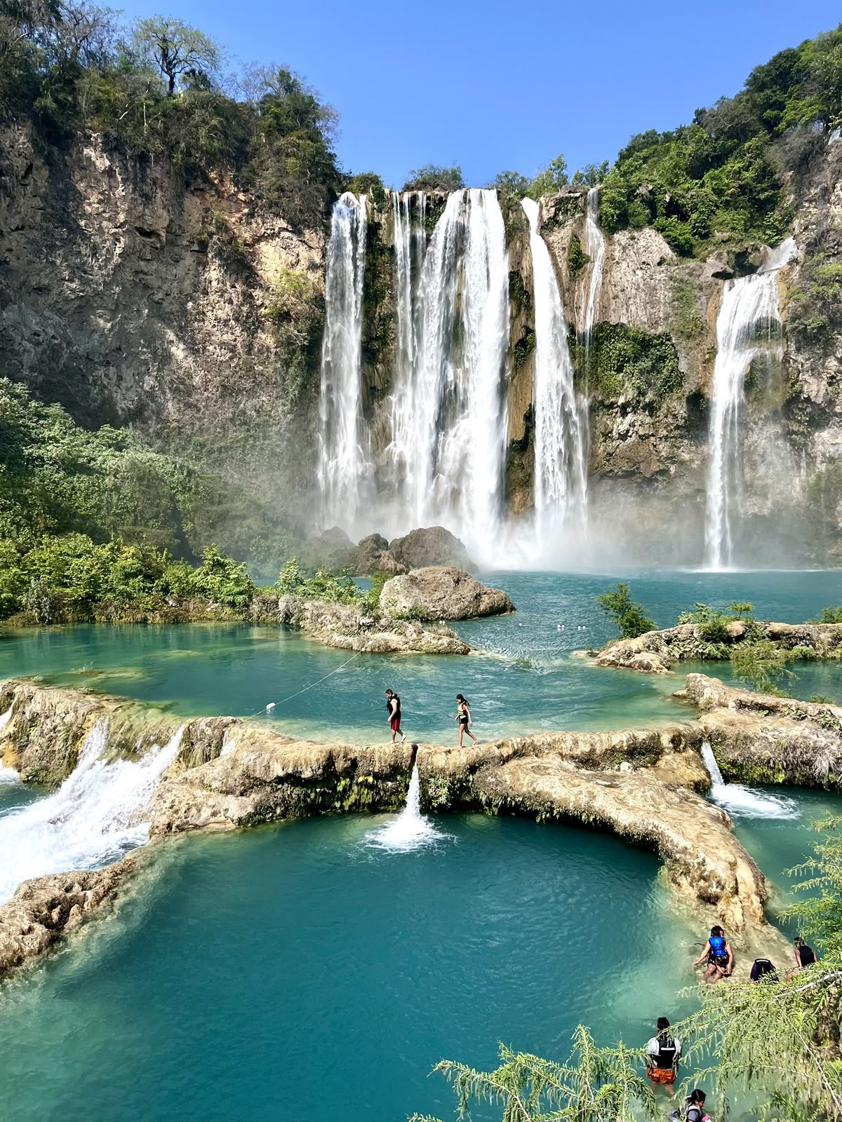 Vista panorámica de un pueblo colorido mexicano entre montañas
