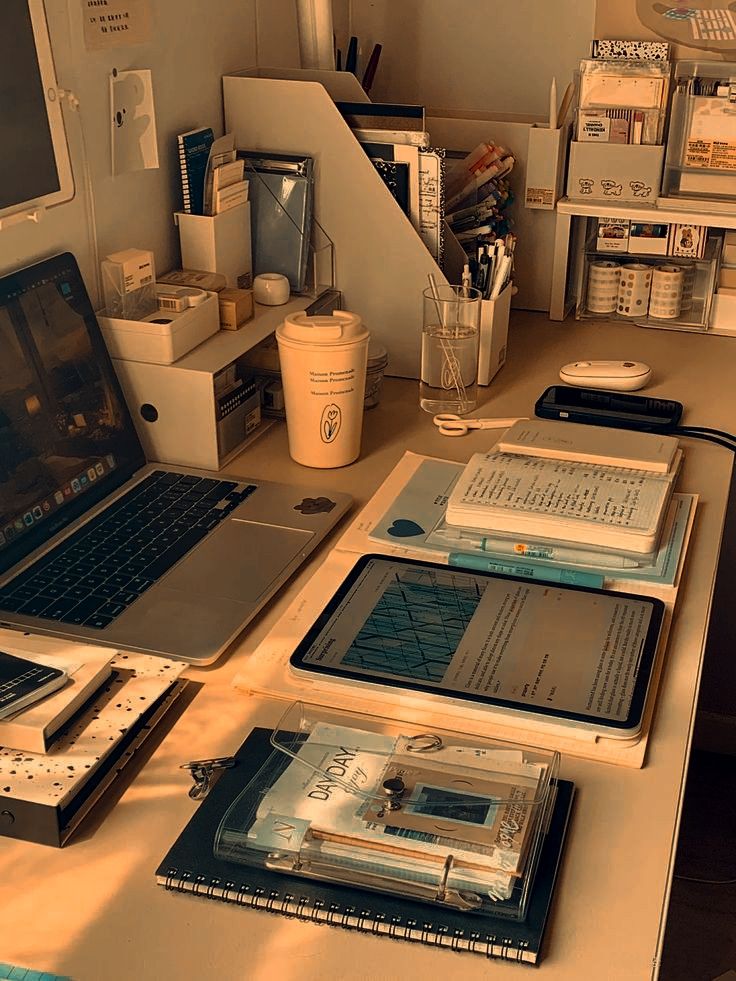 Escritorio organizado con temporizador